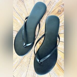 NWT JustFab Women's Black Faux Leather Thong Sandals in Size 8 or 10